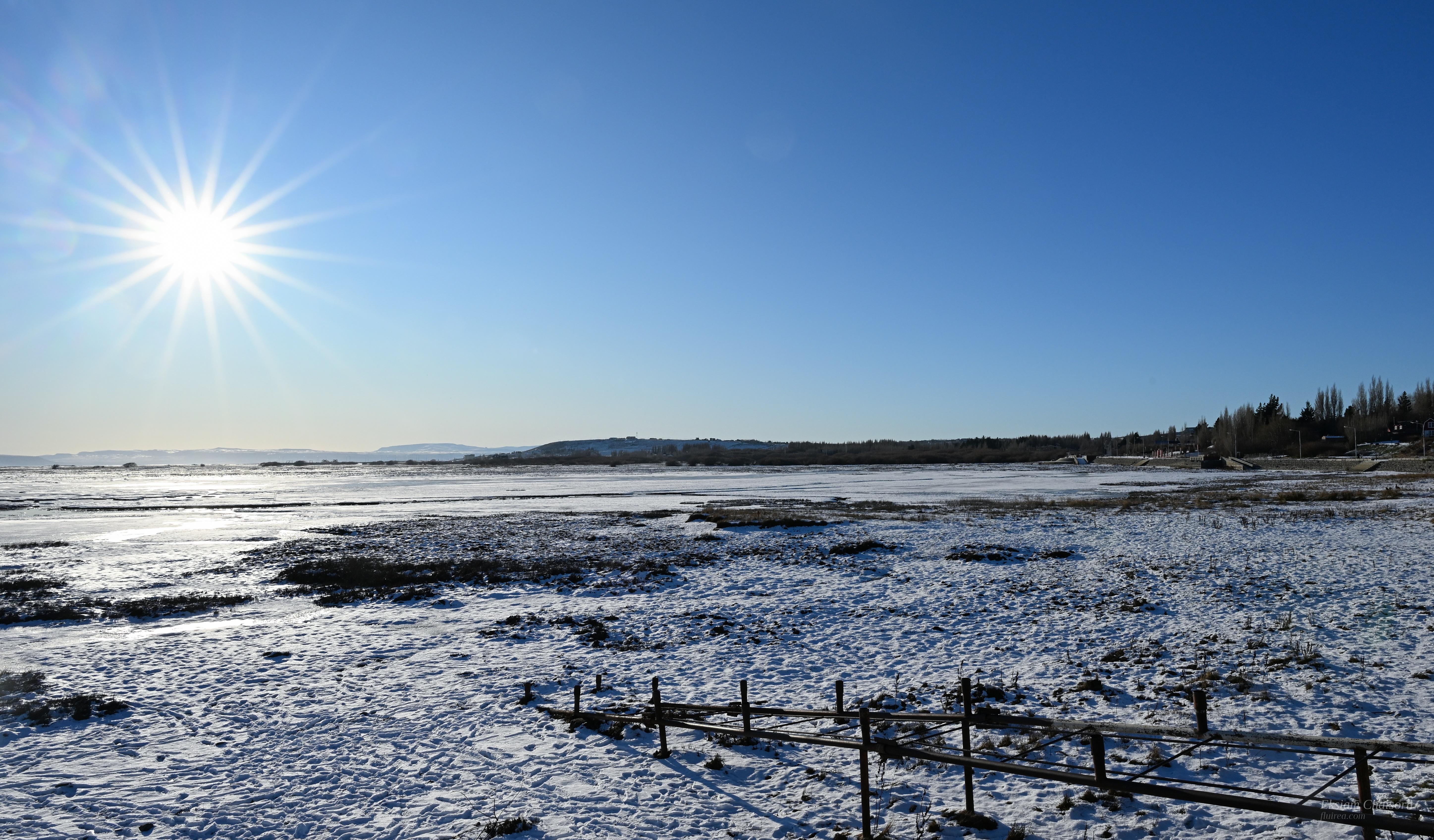 ทุ่งหญ้าสีเขียวและท้องฟ้ากว้างในเอลคาลาฟาเต ปาตาโกเนียอาร์เจนตินา