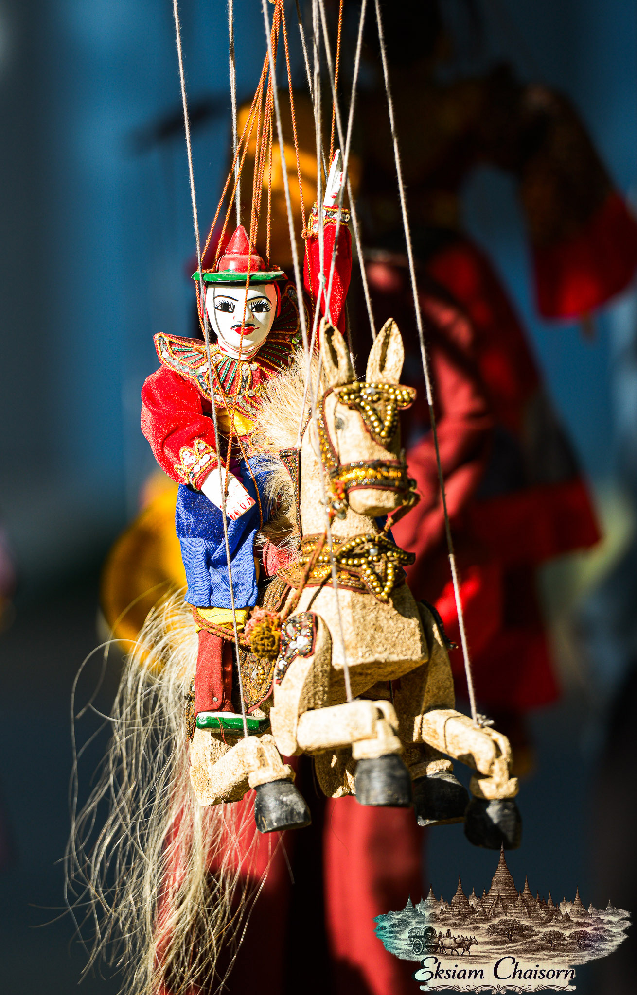 ชายชราหน้าร้านริมแม่น้ำ ในหมู่บ้านมิงกุน เมียนมา