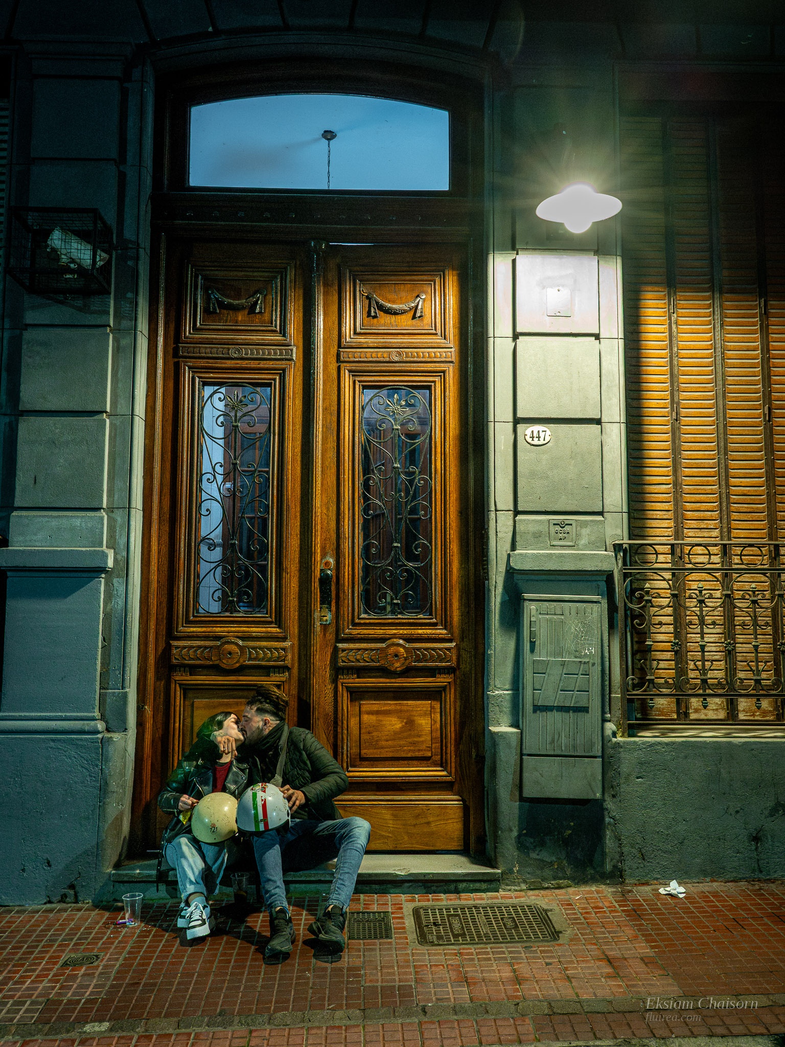 หญิงสูงอายุยืนอยู่หน้าบ้านเลขที่ ๔๔๗ ในย่านซานเตลโม บัวโนสไอเรส